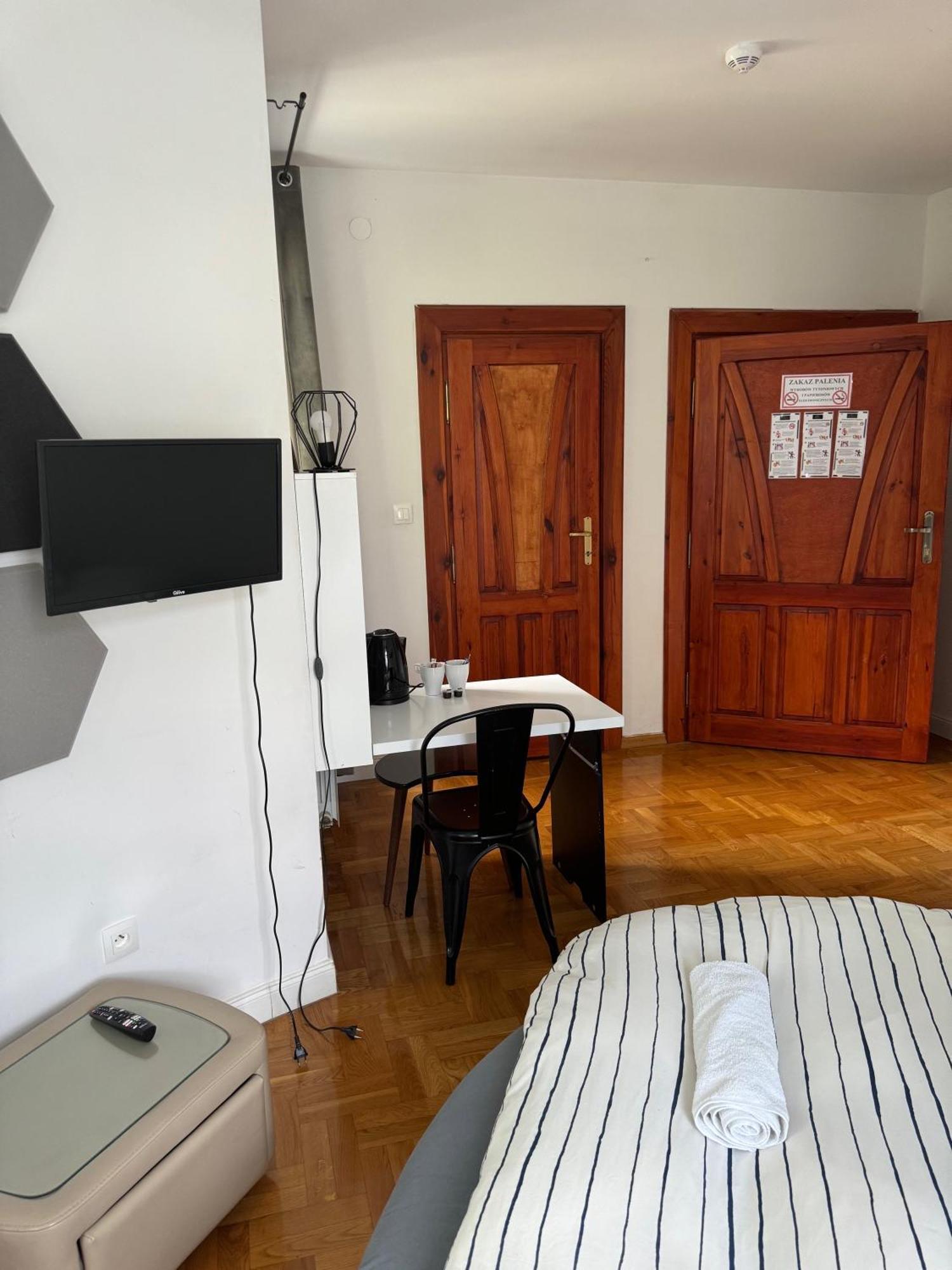 The Castle Suites & Apartment - Free Parking - (Adults Only) Cracovie Extérieur photo